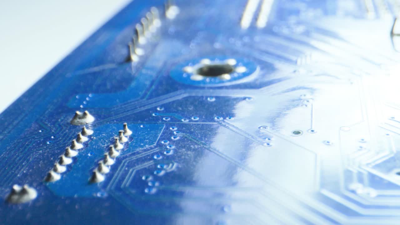 메인보드 클로즈업  카메라가 더 가까이 다가오고 있습니다.