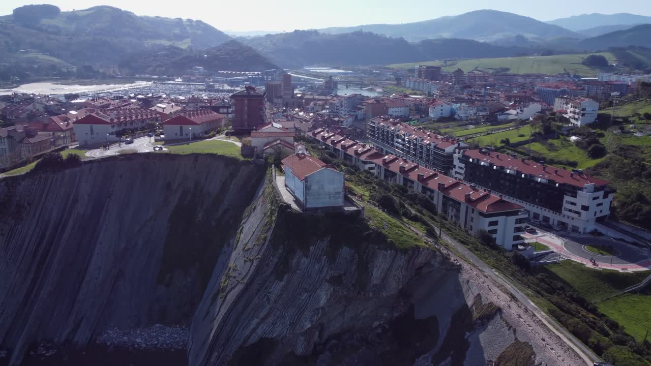 극적인 지질학: 스페인의 zumaia의 flysch 해변에 있는 가파른 슬래브 바위 절벽