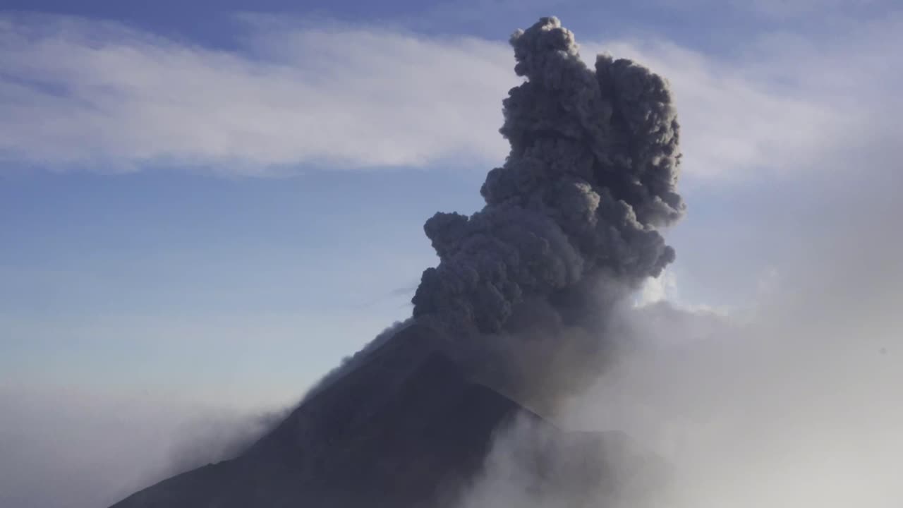 volcán que emite un espeso humo gris