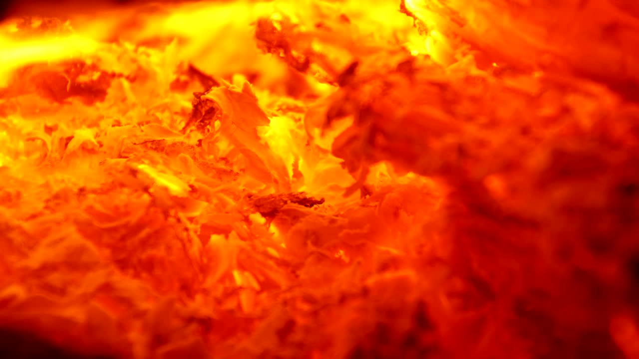 las brasas calientes del fuego están ardiendo