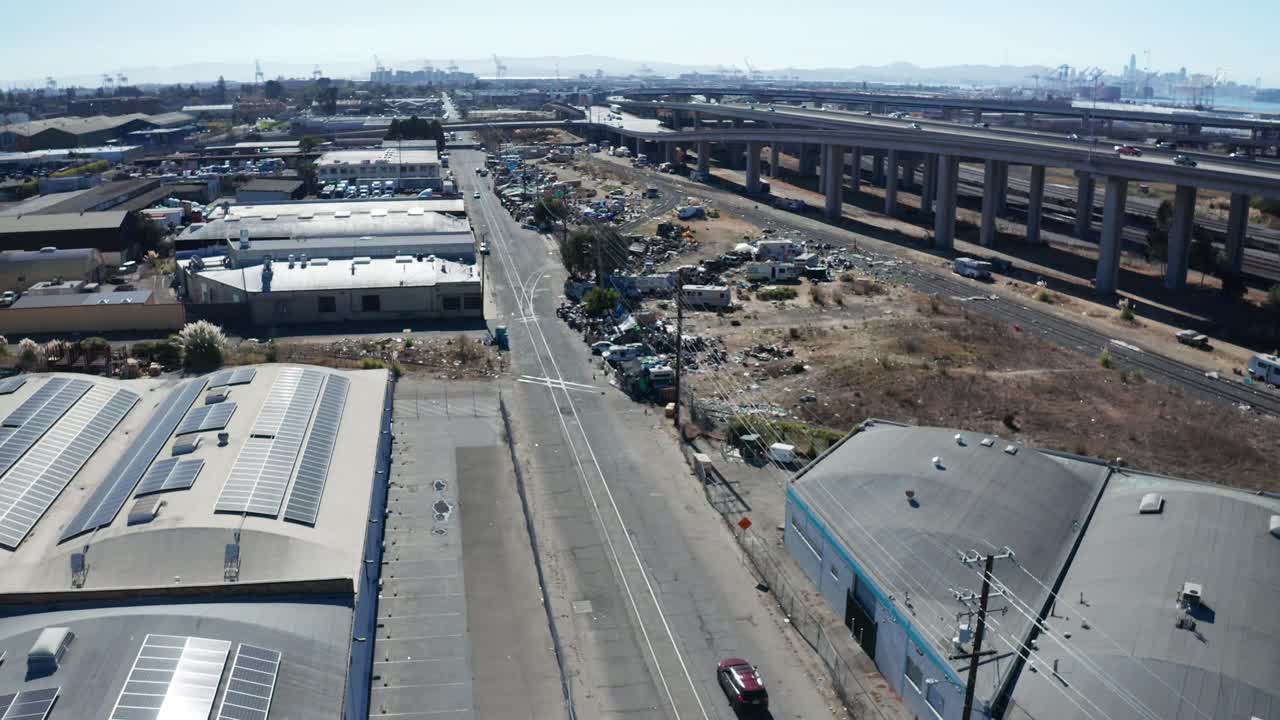 ciudadanos sin hogar y preocupados que no trabajan en una zona indigente de la ciudad