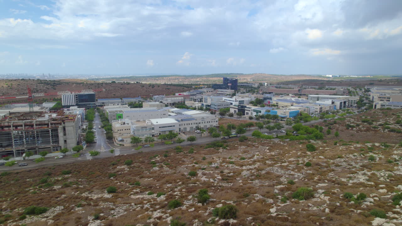 la nueva zona comercial e industrial de modiin maccabim reut - uno de los centros de negocios más impresionantes de israel, se encuentra en un lugar estratégico entre tel aviv y jerusalén