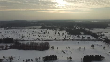 toma aérea ascendente de un campo de golf congelado cubierto de nieve durante el invierno