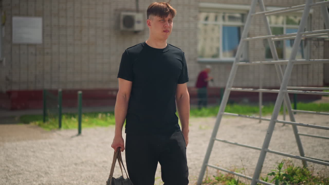 habitante urbano seguro de sí mismo, profesional elegante que lleva con confianza un bolso de cuero en un entorno urbano, hombre seguro de sí mismo con ropa de ciudad que camina con confianza con un maletín de cuero a la moda