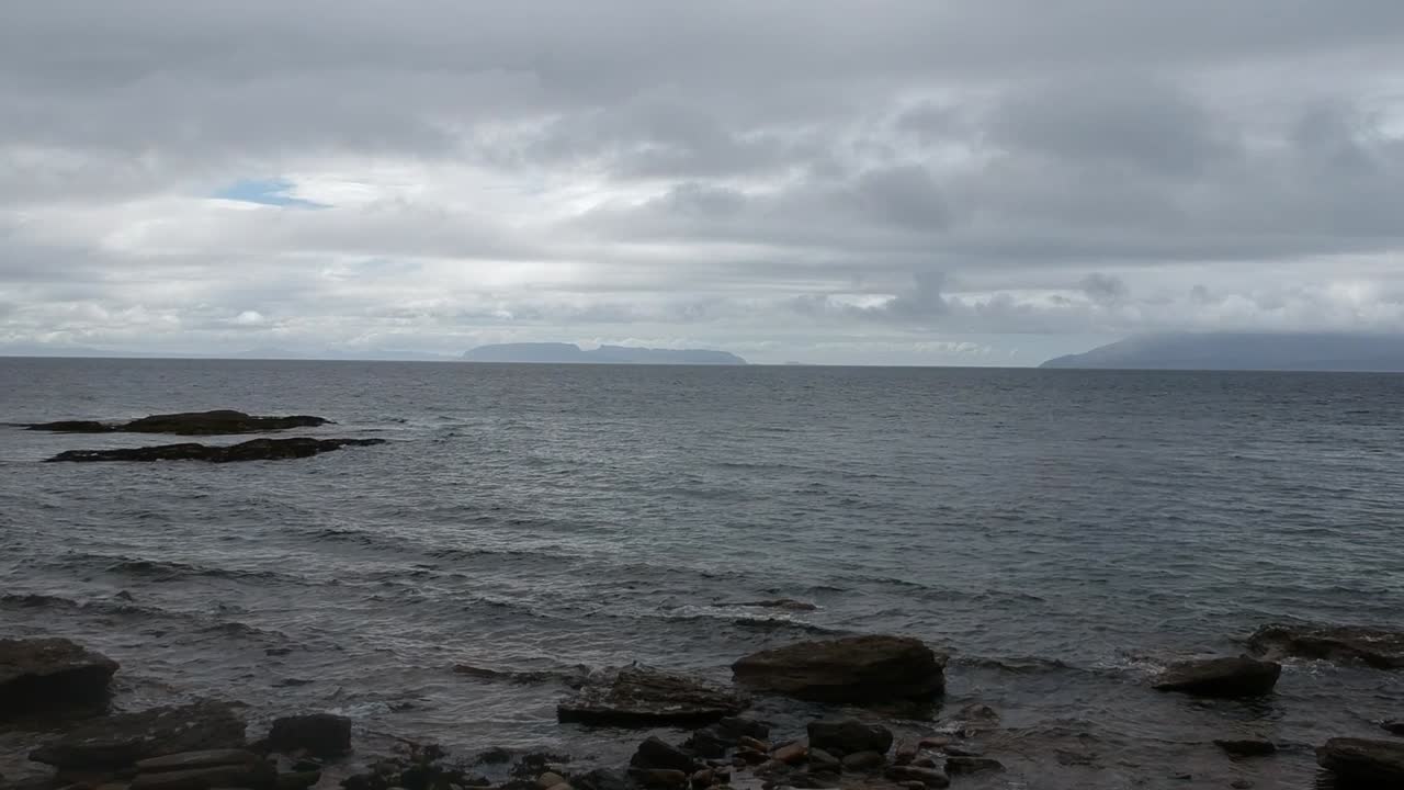 tomada de un dron inclinado del paisaje acuático del océano