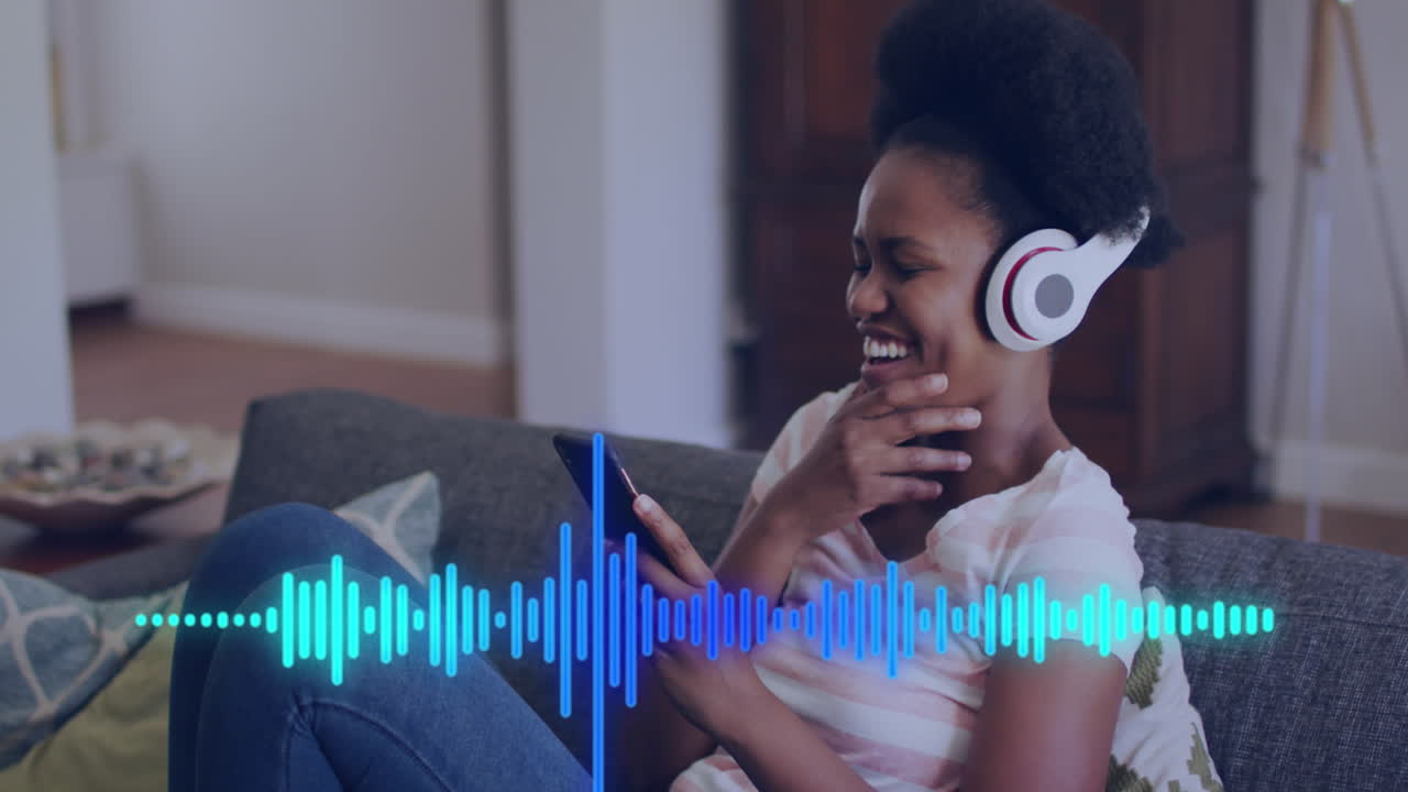 animación del procesamiento de datos sobre una mujer afroamericana usando un teléfono inteligente y auriculares
