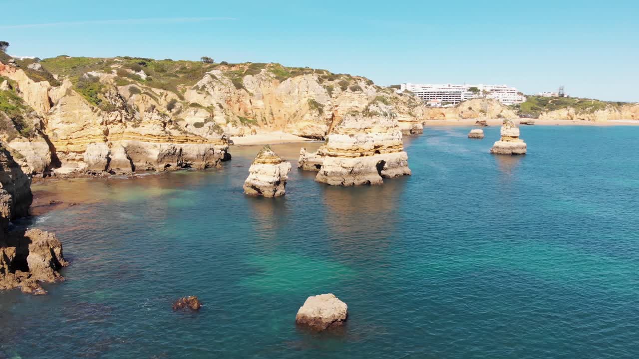lujoso hotel balneario con vistas a la costa y los acantilados de lagos