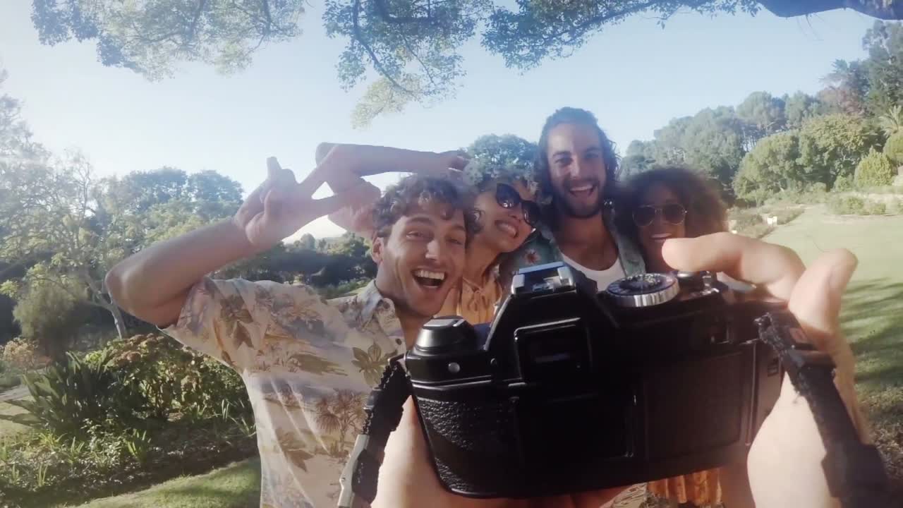 amigos hipsters divirtiéndose afuera