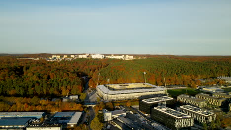 Calle-Aérea-Gdynia-Luzycka-Cerca-Del-Estadio-Arka-Gdynia-Y-El-Distrito-De-Oficinas-Corporativas,-Temporada-De-Otoño-De-Polonia