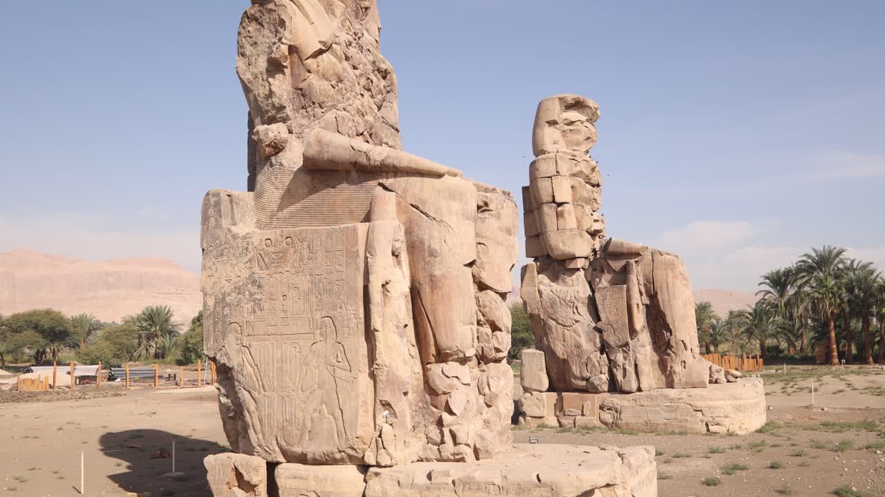 dos gigantescas estatuas en ruinas de faraones en el coliseo de memnon en luxor, egipto