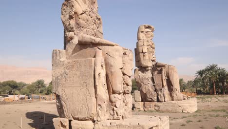 Zwei-Riesige-Zerstörte-Pharaonenstatuen-In-Memnonkolossen-In-Luxor,-Ägypten