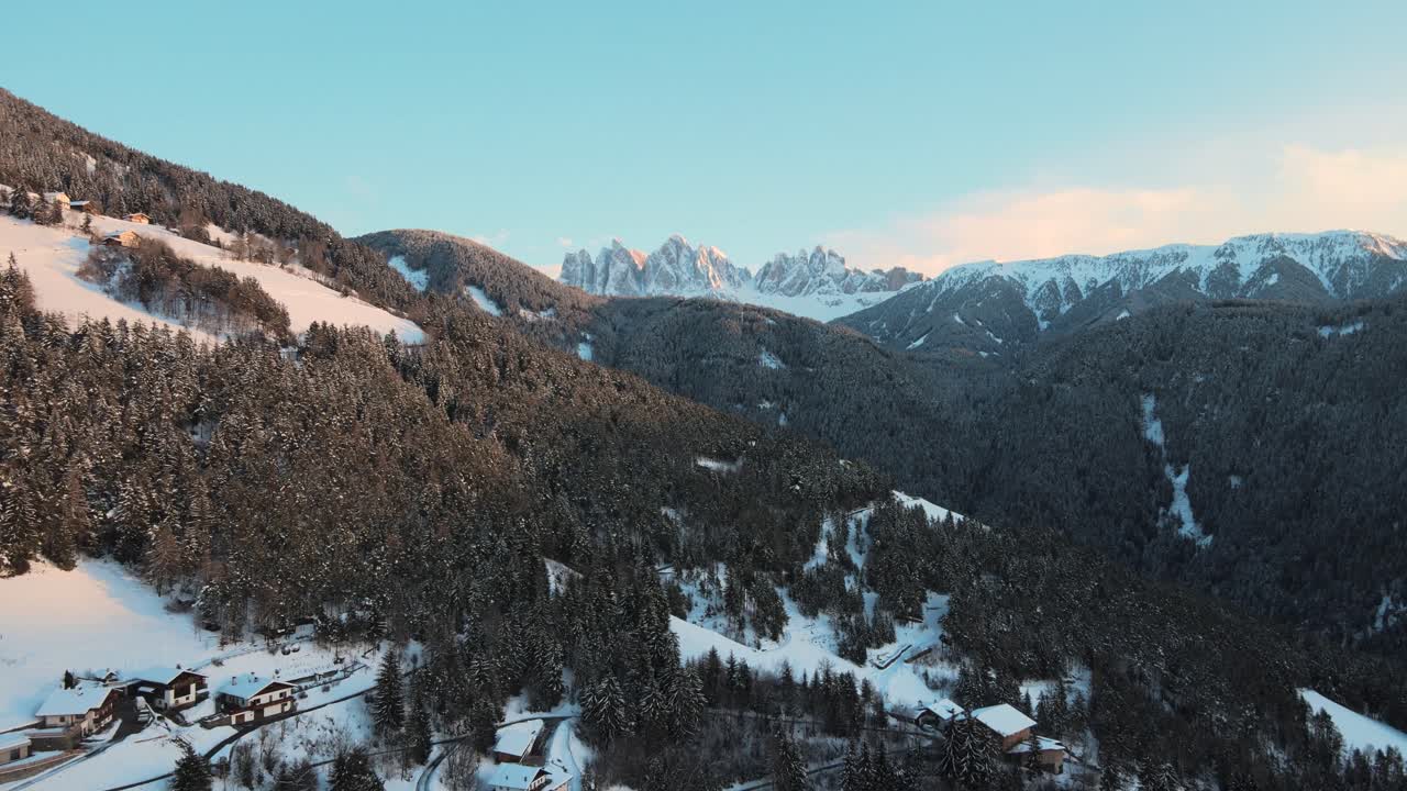 video de drones aéreos de las hermosas montañas dolomitas mientras se pone el sol en el tirol del sur