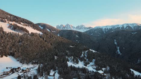 Luftdrohnenvideo-Der-Wunderschönen-Dolomiten-Bei-Sonnenuntergang-In-Südtirol