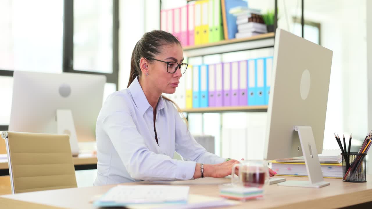 mujer trabajando en la computadora en la oficina