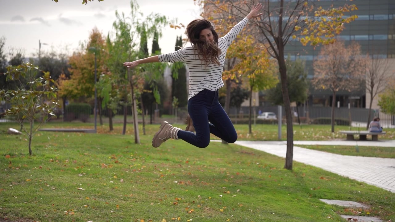 Una mujer joven disfrutando de un día relajante y apacible en el hermoso parque al aire libre.
