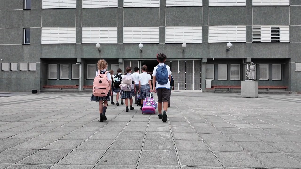 一緒に登校する小学生のグループ