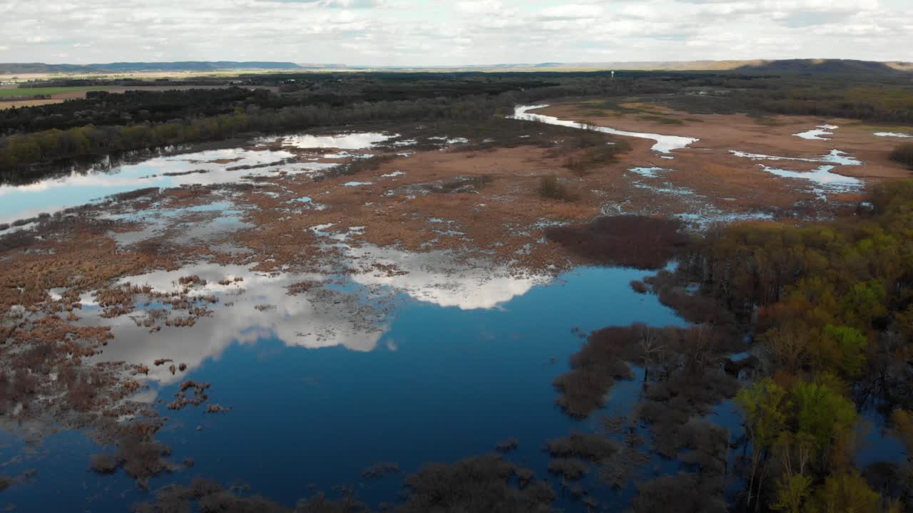 impresionantes reflejos de las nubes en la superficie de los remansos del río wisconsin