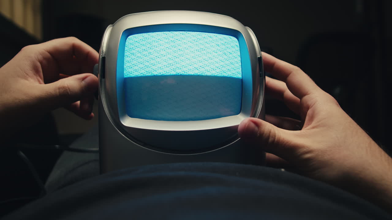 레트로 tv, 노스탈기적인 설정으로 빈티지 tv, 레트로 tv는 화면에 곡물을 표시합니다, 무서운 할로윈 밤 장치, 크로마 키 및 그린 스크린에 좋습니다.