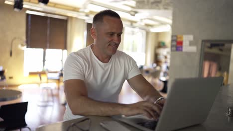 Hombre-De-Negocios-Sonriente-Trabajando-En-Una-Computadora-Portátil-En-La-Oficina-Del-Hogar.-Profesional-Masculino-Escribiendo-En-El-Teclado-De-Una-Computadora-Portátil-En-El-Lugar-De-Trabajo-En-Casa