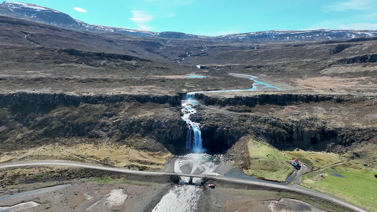 아이슬란드 의 웨스트피오르드 반도 에 있는 포스피오르두르 폭포 위 를 날아다니는 - 드론 촬영