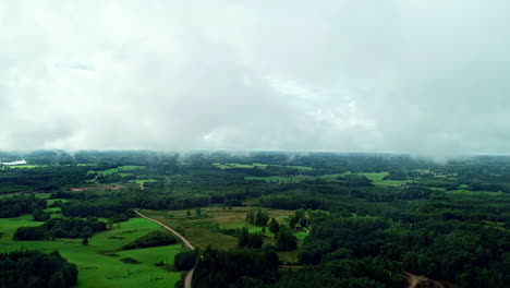 Breiter-Statischer-Zeitraffer-Von-Wolken-über-Grüner-Landschaft-Und-Landstraße