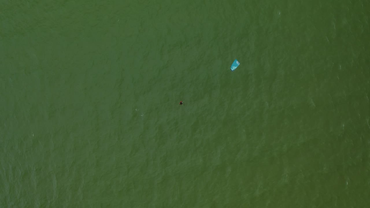 kite surfer de arriba hacia abajo en el océano