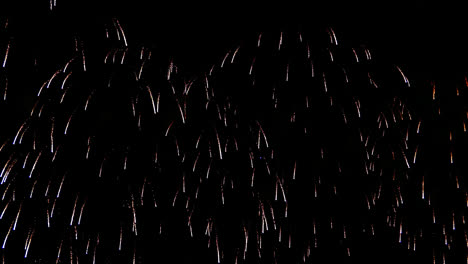 hermosa exhibición de fuegos artificiales en el fondo del cielo por la noche