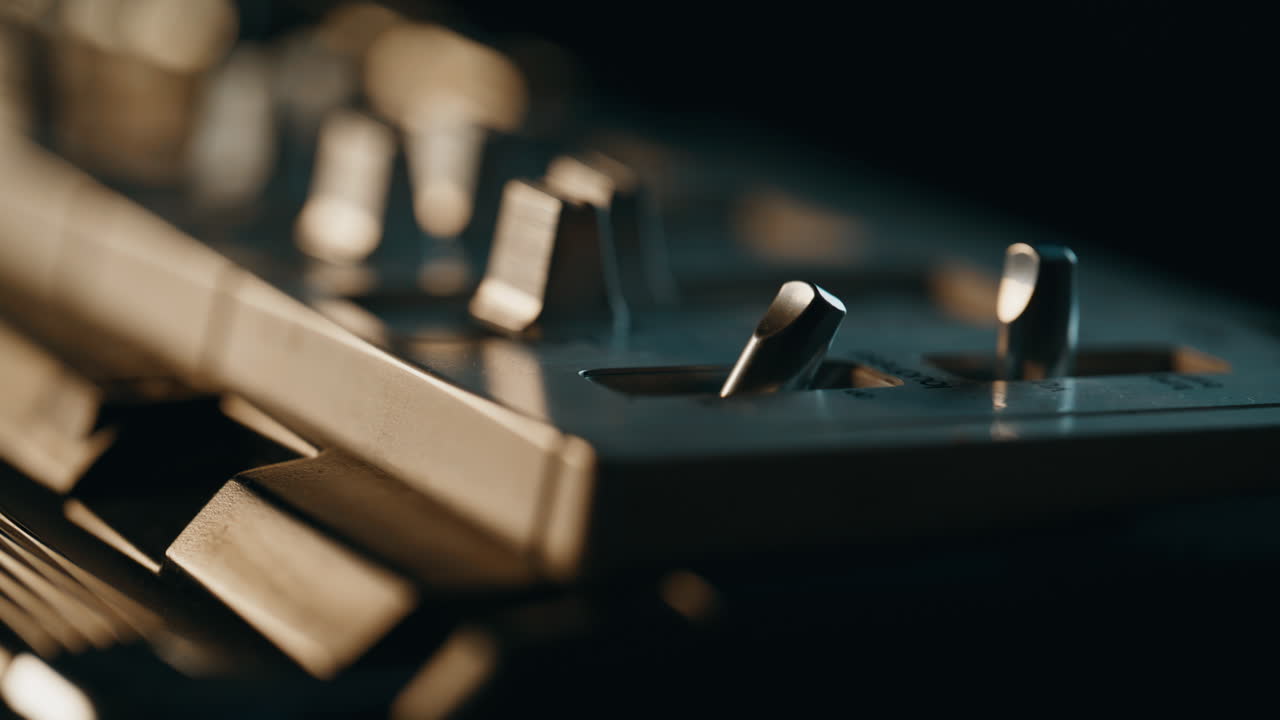 Primi piani di pulsanti retrò sulla superficie di un lettore vintage in una calma macro vista nostalgica