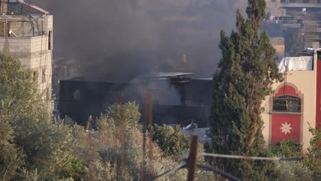 el humo envuelve a una vecindad de casas en gaza después de los bombardeos israelíes