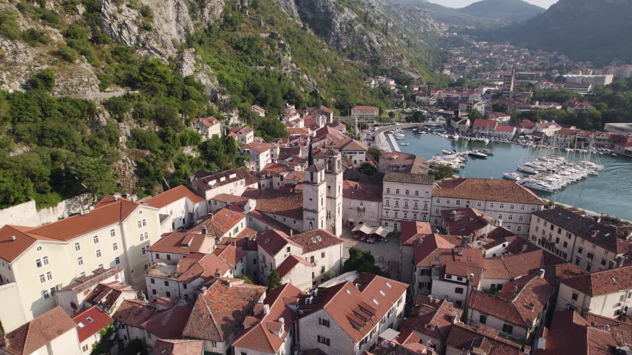 vuelo de aviones no tripulados sobre el casco antiguo de kotor con el puerto deportivo en el fondo, montenegro