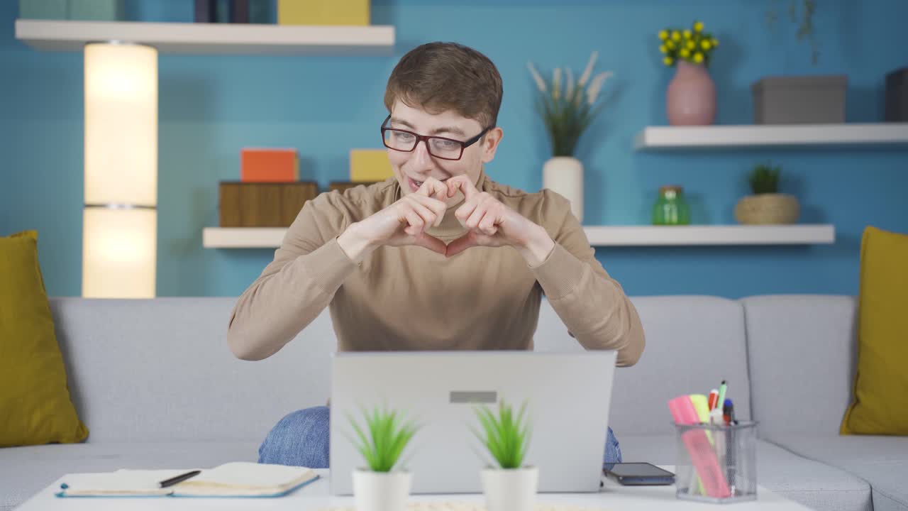 ⁇ 드폰을 착용한 학생이 노트북으로 온라인 채팅을 하고 있습니다.
