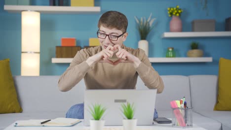 estudiante con aparatos ortopédicos chateando en línea en una computadora portátil.