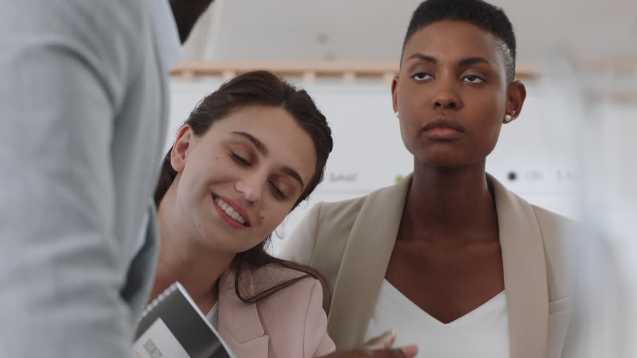 diversos equipos de negocios se reúnen, intercambian ideas, discuten colegas del proyecto, trabajan juntos en la estrategia en la oficina.