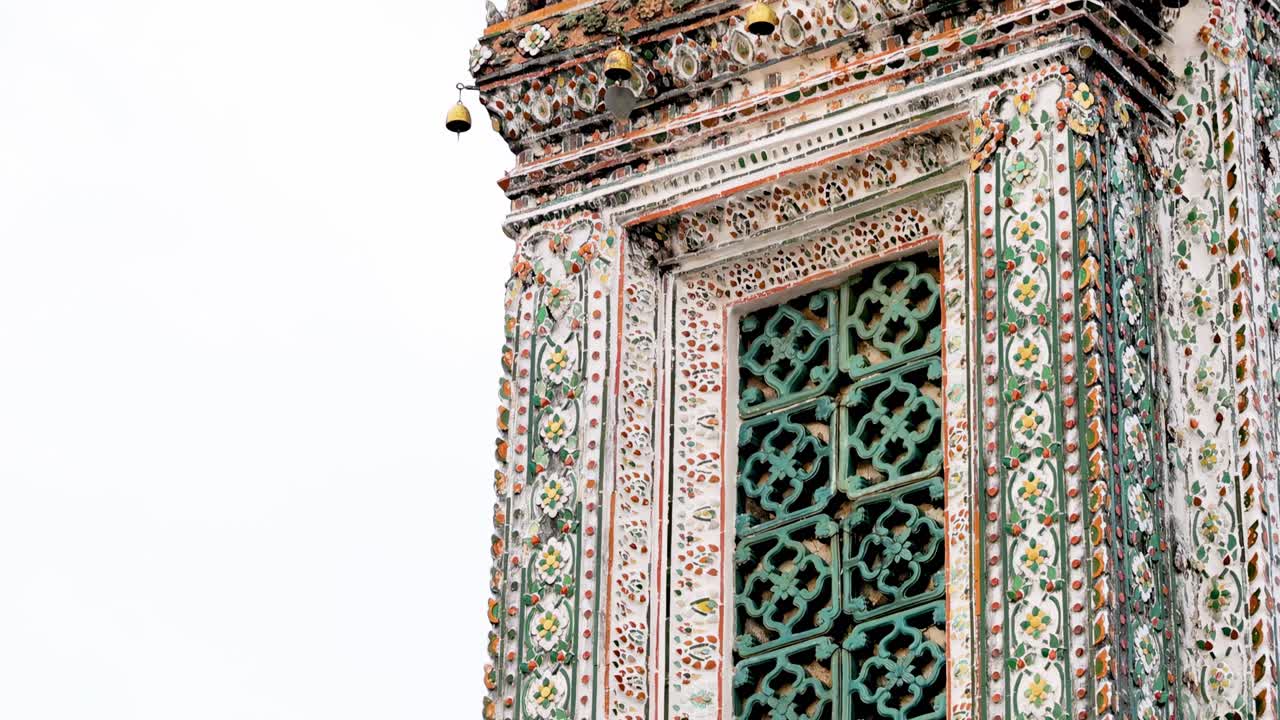 아룬의 화려한 건축물의 자세한 모습