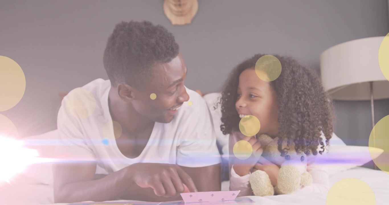 Animazione di punti luce e scie luminose su un uomo afroamericano e sua figlia che leggono un libro insieme