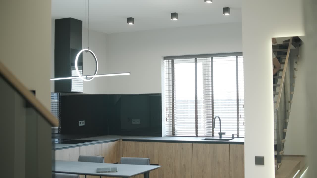 cocina moderna con armarios de madera y acentos negros