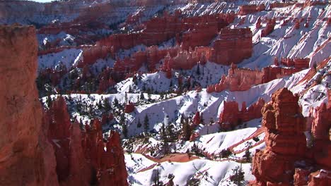 grandangolo di formazioni di claron innevate nel parco nazionale di bryce canyon