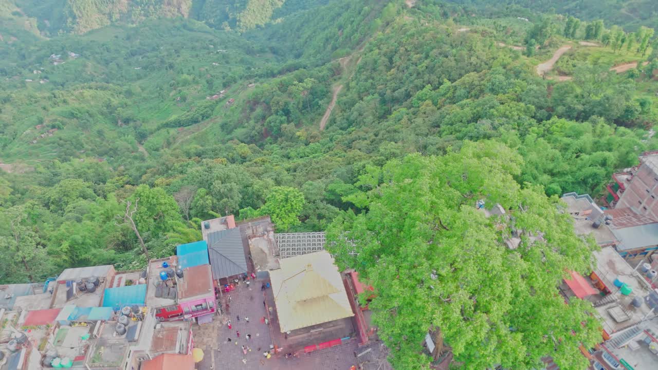 Świątynia Manakamana, położona na wzgórzu w Gorkha w Nepalu, to czczone hinduskie miejsce dostępne kolejką linową. Pielgrzymi odwiedzają ją, aby modlić się i podziwiać malownicze widoki otaczających gór i doliny.