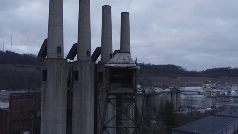 Disparo-De-Dron-Volando-Hacia-Una-Fábrica-Abandonada