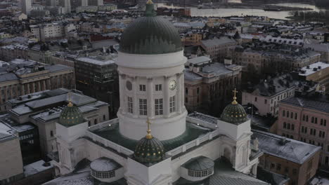 vista aérea de drones de la catedral de helsinki. volando de regreso