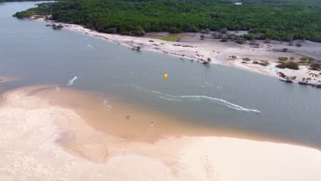 Kitesurfista-Montando-Junto-A-La-Jungla-En-El-Delta-Brasileño