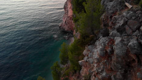 Asombrosos-Acantilados-De-La-Costa-Croata-Al-Atardecer,-Vista-Aérea