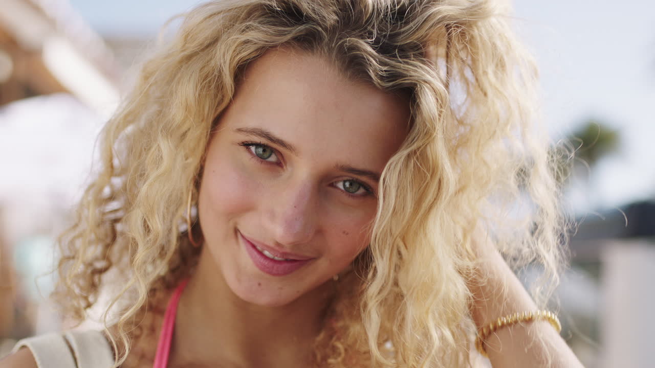 여성의 초상화, 얼굴 및 머리카락 야외