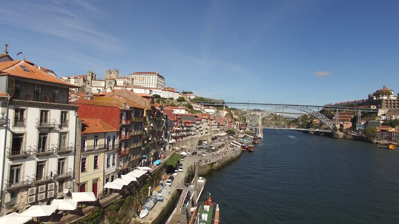 porto con el famoso puente dom luis i, río douro y ribeira casas vista aérea
