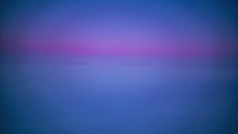 etéreo paisaje de color violeta púrpura cubierto de nieve al atardecer