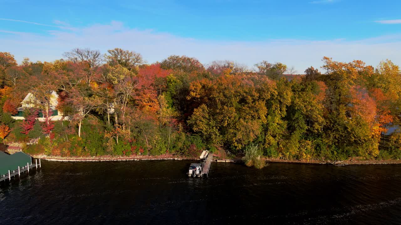 casas junto al lago, gran propiedad inmobiliaria junto al lago minnetonka con árboles que rodean las casas en el pico del otoño colores en las hojas