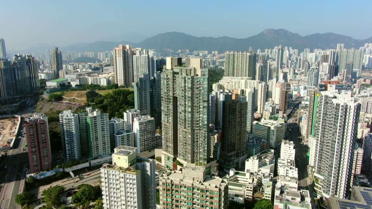Imagem aérea do centro de Hong Kong com megarrarranha-céus residenciais e tráfego, em um belo dia