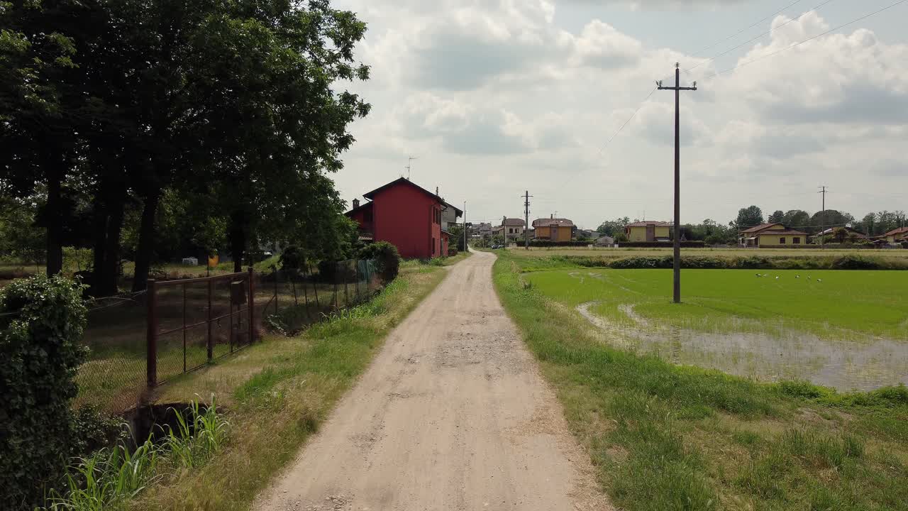 drone se acerca a una pequeña aldea agrícola en pavia, en el norte de italia, famosa por la producción de arroz.