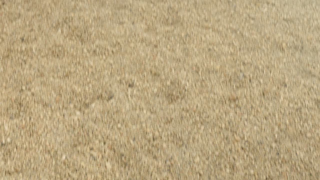 caminando descalzo hacia la montaña rocosa, pov disparó