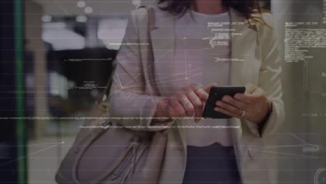 animación del procesamiento de datos sobre una mujer de negocios caucásica que usa un teléfono inteligente
